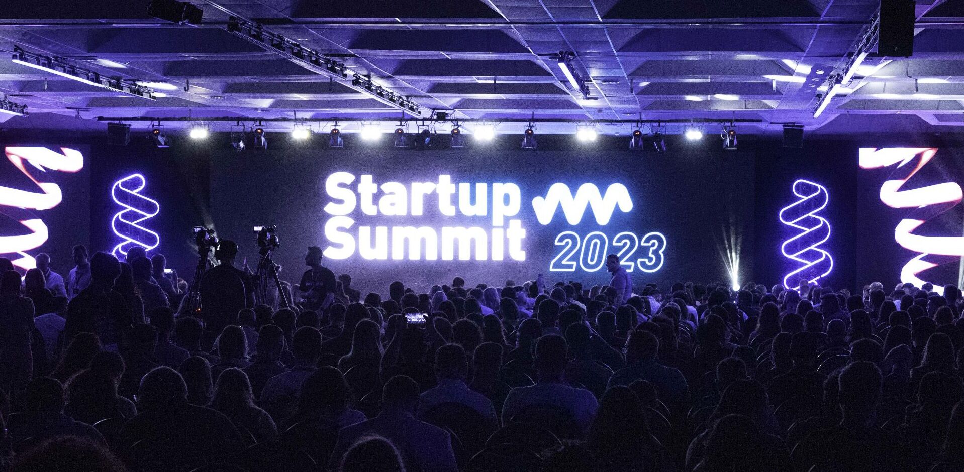 Imagem do palco do Startups Summit 2023, que contou com o apoio da Dialetto em sua divulgação